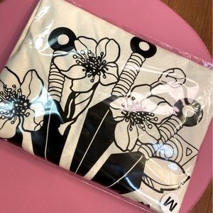 🗡️Daggers and flowers guy fitting tee. Size Medium.🌸Soft & comfy.